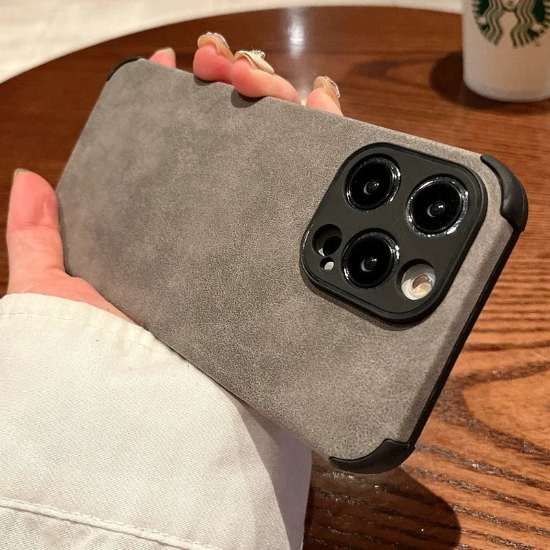 Personalisierte Luxus Apple iPhone Hülle aus Lammfell-Leder | Individueller Name | MagSafe Case mit Kameraprotektion für iPhone 17/17 Air, 16/16e, 15, 14, 13 Pro Max Plus