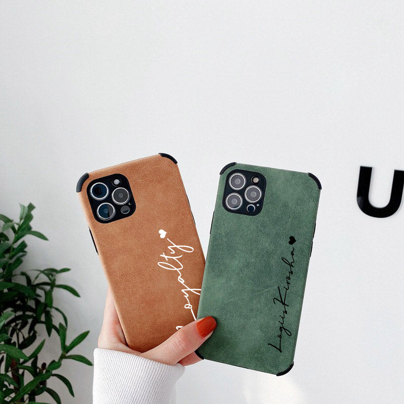 Personalisierte Luxus Apple iPhone Hülle aus Lammfell-Leder | Individueller Name | MagSafe Case mit Kameraprotektion für iPhone 17/17 Air, 16/16e, 15, 14, 13 Pro Max Plus