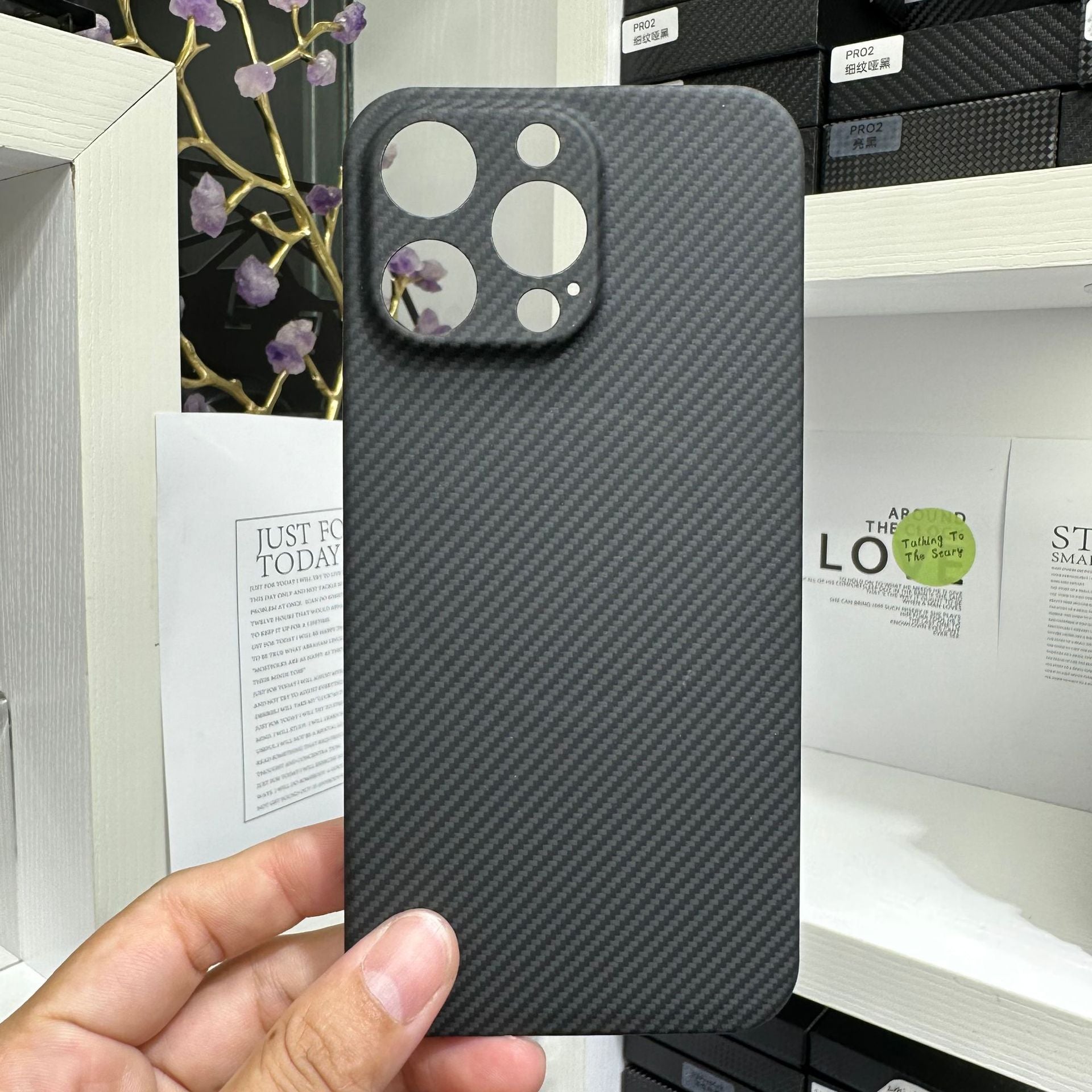 Premium Apple iPhone Hülle | MagSafe Kompatibel, Kameraobjektiv-Schutz, Displayschutz | Ultra Dünn, Stoßfest, Magnetisch, Rundum-Schutz Cover – Kohlefaser-Struktur, Weiches TPU, Leicht, Wasserdicht, Kratzfest, Anti-Fingerabdruck